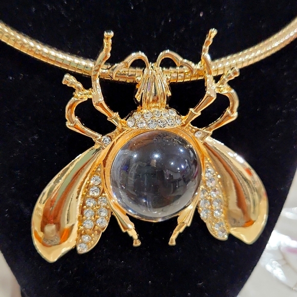 🔹️NATASHA🔹️ Gold and Silver Bee Pendant Statement Necklace - Picture 3 of 6